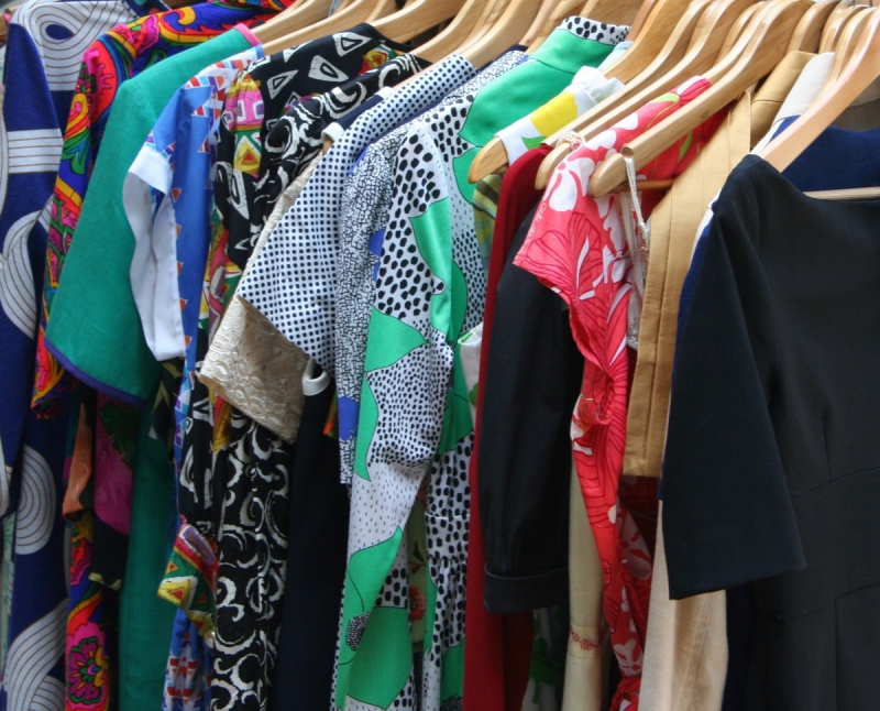 vente-COLLONGUES-min_dresses_apparel_clothing_clothes_clothes_hangers_wooden_hangers_retail_shop_closet-1149845