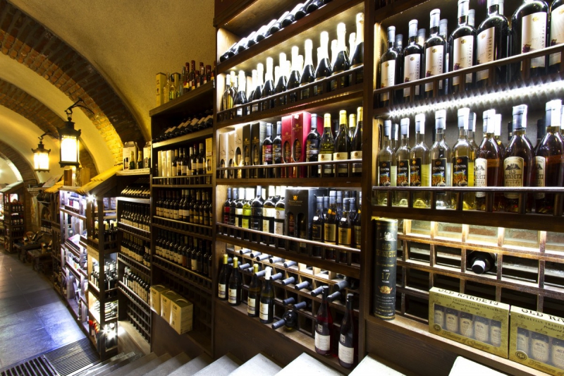 vente-COLLONGUES-min_world_street_travel_shop_canon_georgia_wine_bottles-429767